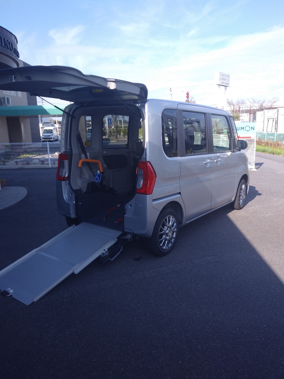タント福祉車 右ななめ後ろから